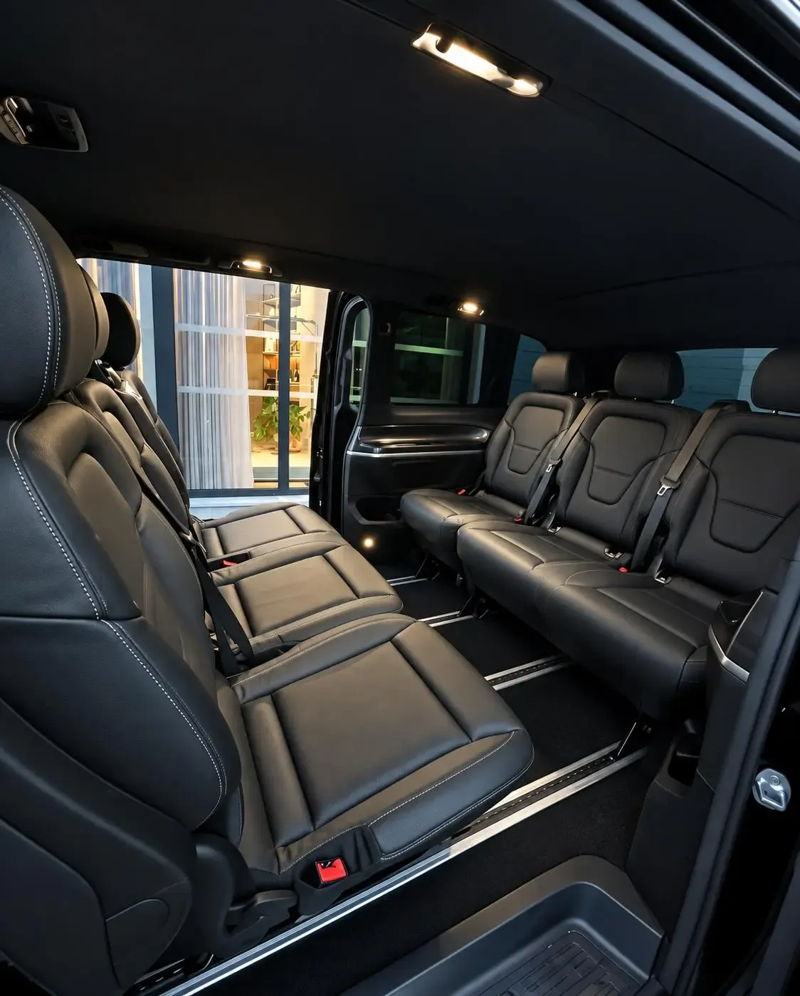 Sièges individuels en cuir noir et porte coulissante ouverte du Mercedes-Benz Classe V