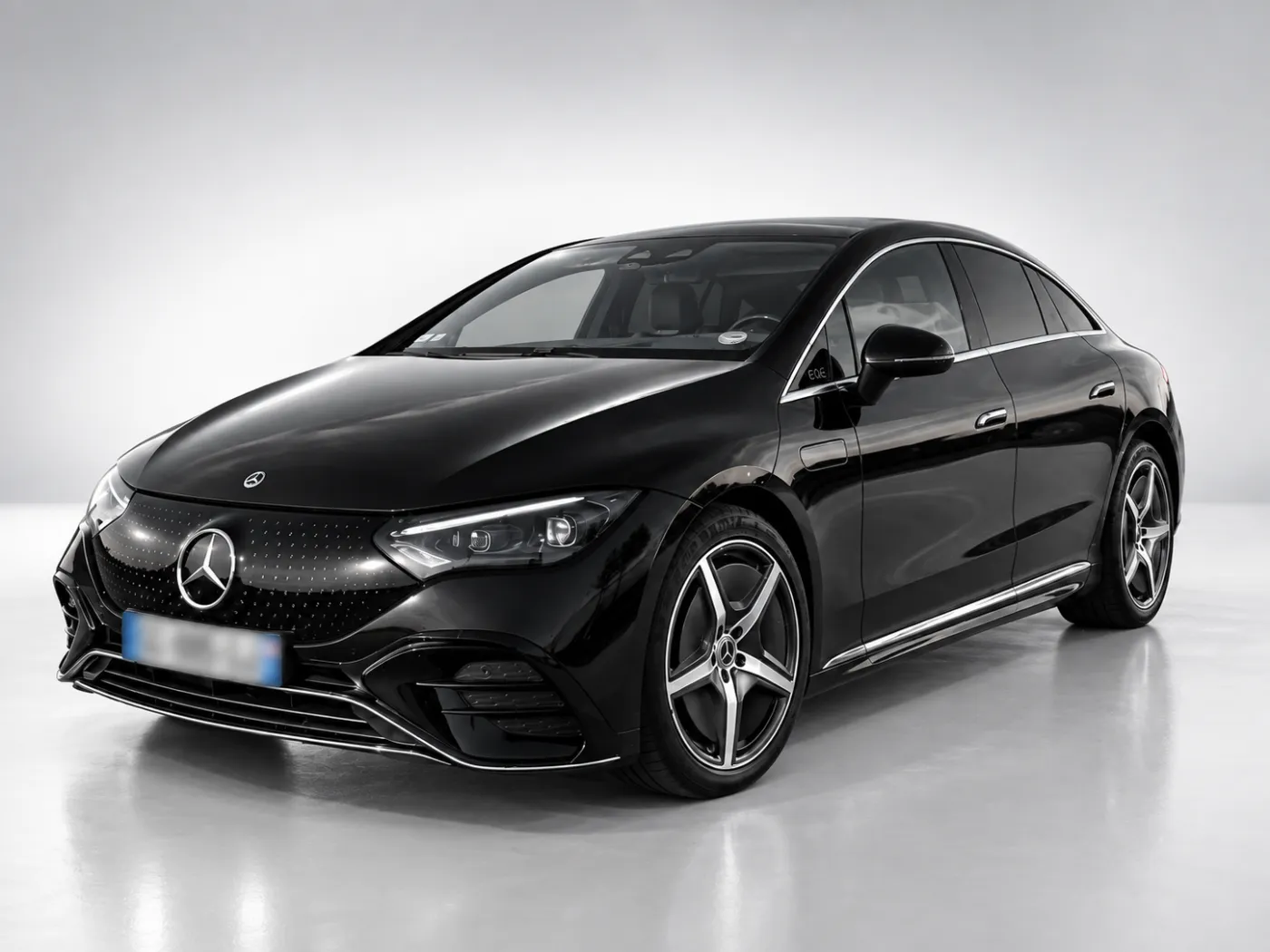 Mercedes-Benz EQE 350 noire, vue extérieure