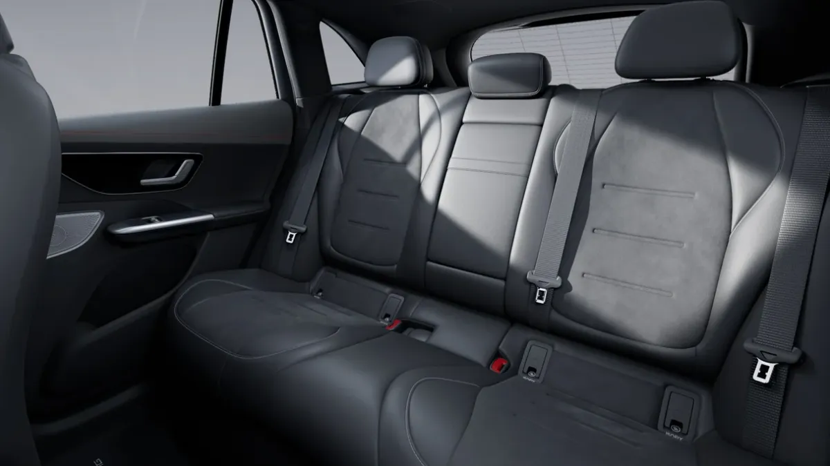 Places arrière en cuir noir de la Mercedes-Benz EQE 350
